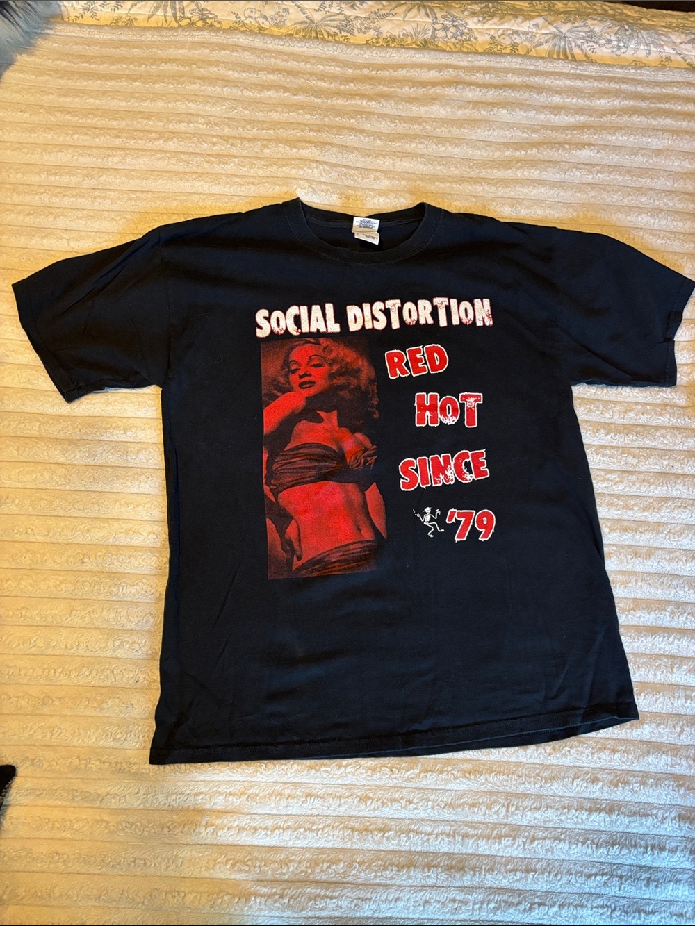 Gildan Black T‑Shirt with Red Graphic "Social Distortion Red Hot Since '79" SZ L